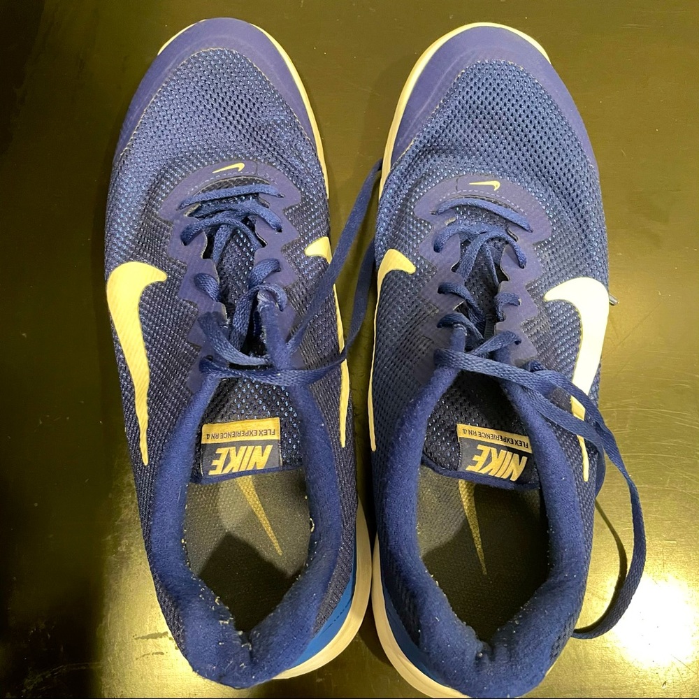 Nike blue athletic shoes - Picture 7 of 8